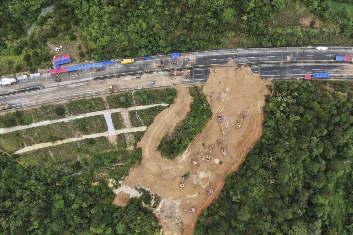 Chofer evita más muertes en derrumbe carretero en China bloqueando el paso con su camión