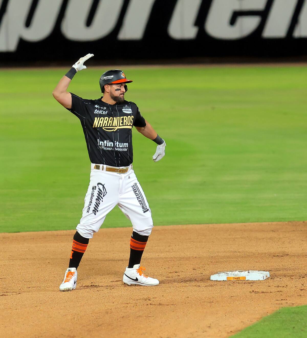 Agustín Murillo celebra luego de conectar doblete en el Estadio Fernando Valenzuela. (Foto: Julián Ortega)