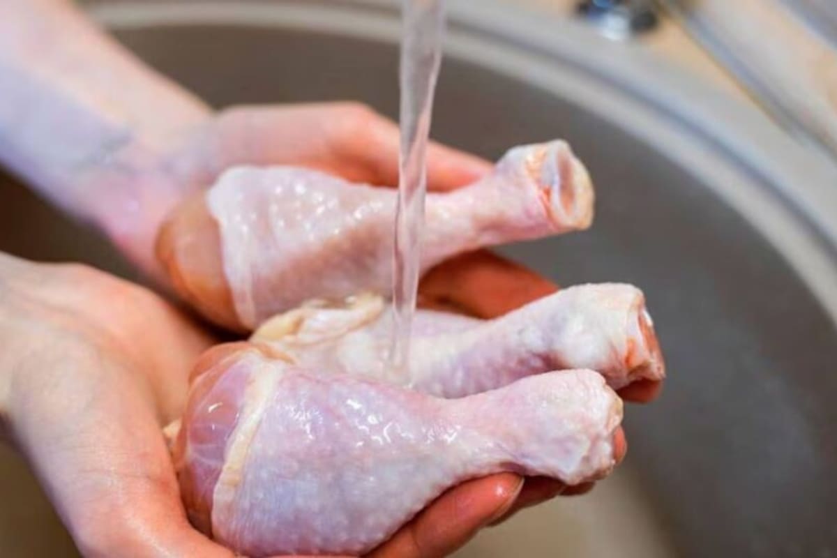 ¿Es correcto lavar el pollo crudo? 5 verdades que debes saber sobre esta práctica común