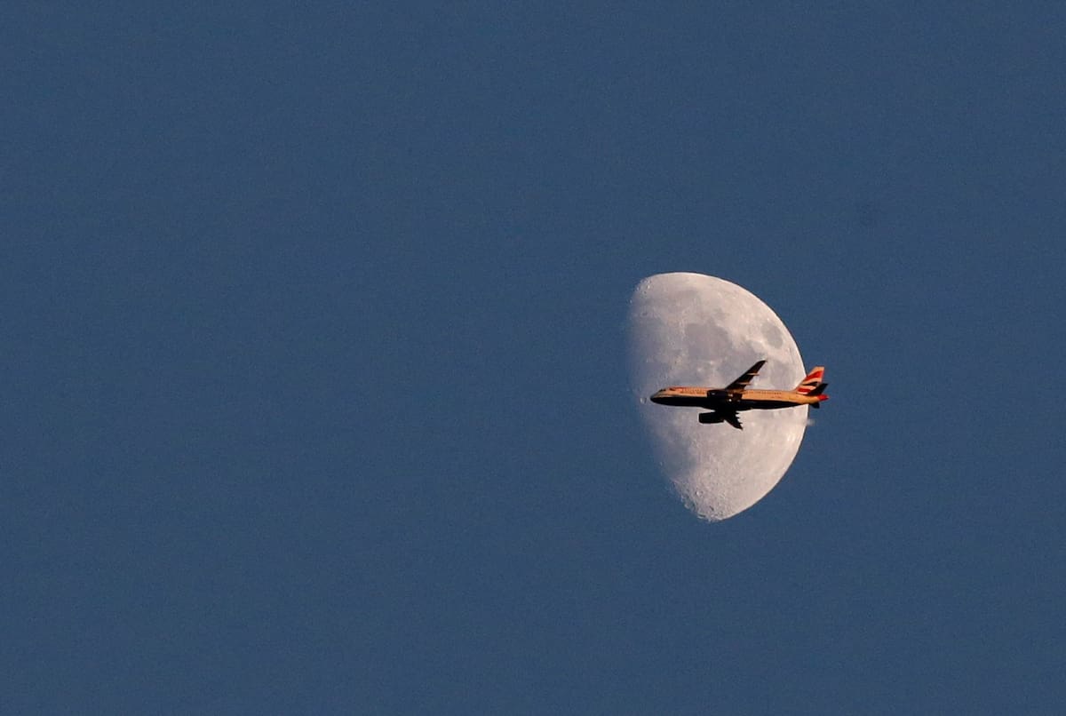 Una imagen captada durante Artemis II muestra la superficie lunar y la Tierra al fondo durante el vuelo de la nave Orion en abril de 2026.