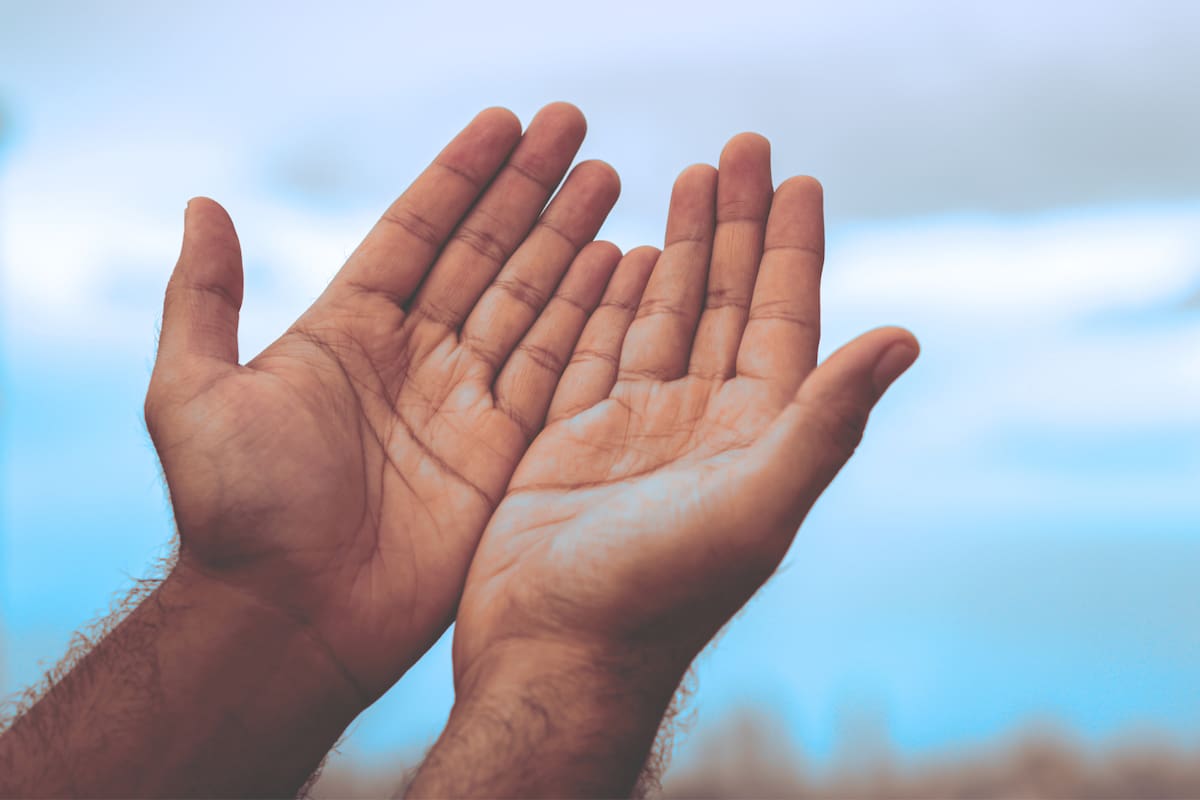 ¿Qué significa que te piquen las manos? Entre las supersticiones y la psicología