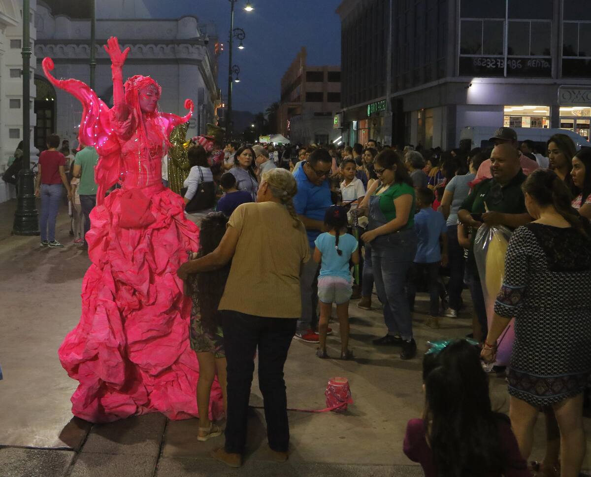 Fascinantes figuras mitológicas se pasean en las calles del Centro Histórico.
