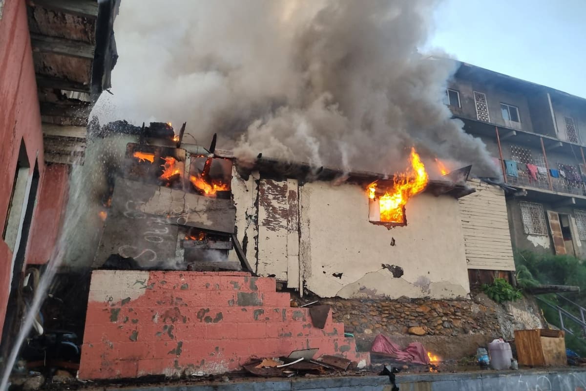 Incendio consume 1 casa y deja daños parciales en 3 más en la colonia Primer Ayuntamiento