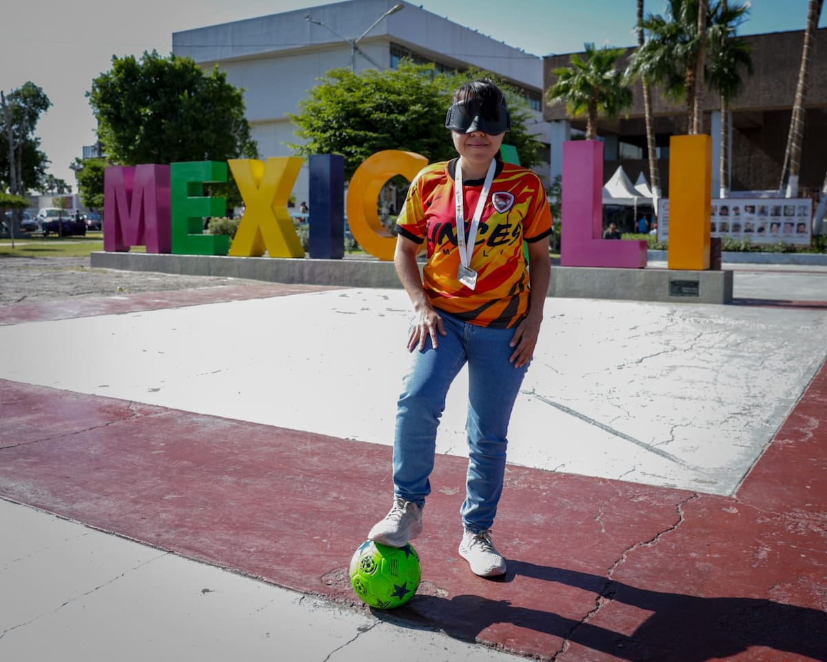 Bianca Luna y Edith Quiñonez, dos futbolistas cachanillas del Club Linces, regresaron de la Ciudad de México con el segundo lugar del Campeonato Nacional de Fútbol para Ciegos y Débiles Visuales, una hazaña que las coloca como candidatas para representar a México en la Copa América de Brasil.│Foto: Javier Gallegos