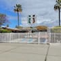 Secundaria de Ensenada establece normas de vestimenta para madres de familia y limita el acceso al plantel