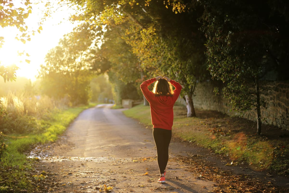 Esta técnica de caminar en días alternos ayuda a reducir la inflamación crónica, según un estudio