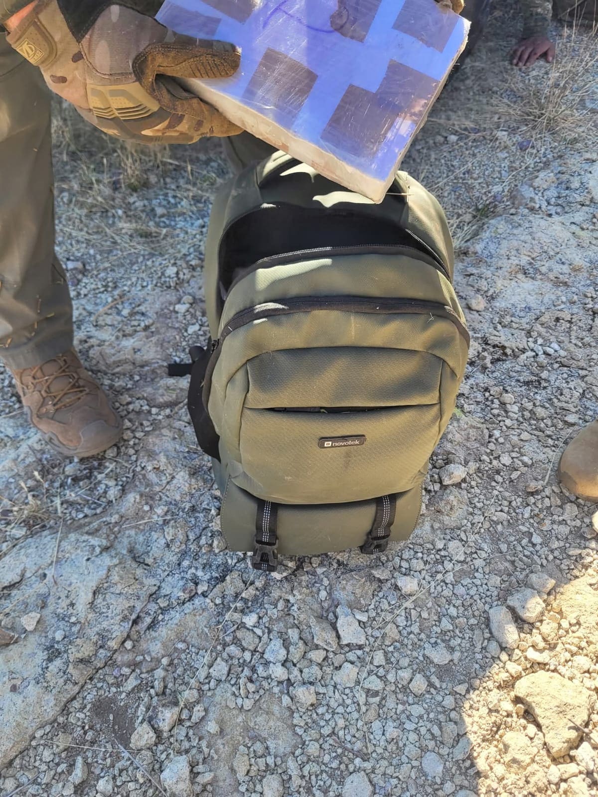 Agentes de la Patrulla Fronteriza localizaron dos mochilas abandonadas en zonas despobladas de Arizona que contenían en conjunto 53 libras de metanfetamina.