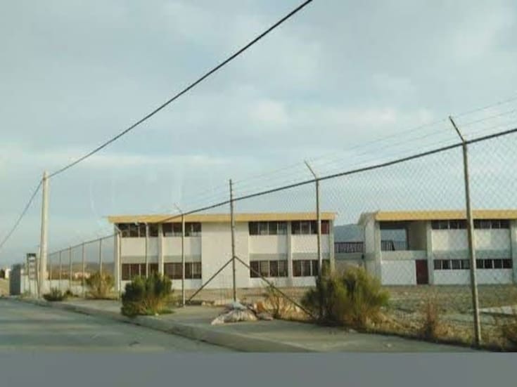 Padres de familia mantienen cerrada secundaria Emiliano Zapata por falta de personal administrativo