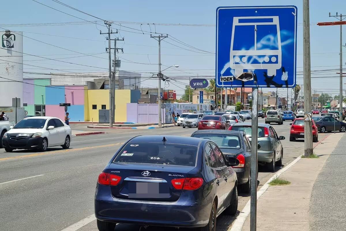 Suman 250 multas por estacionarse en espacios de transporte público