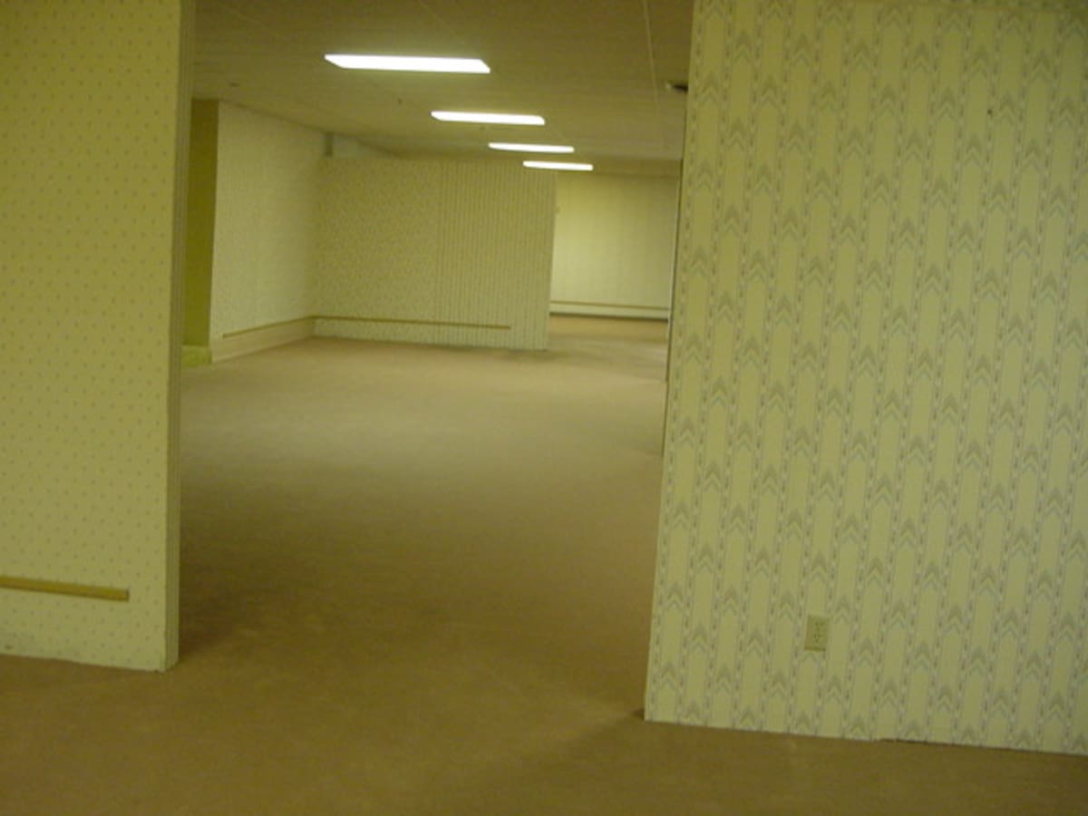 Backroom: Luces estridente yhabitación infinita