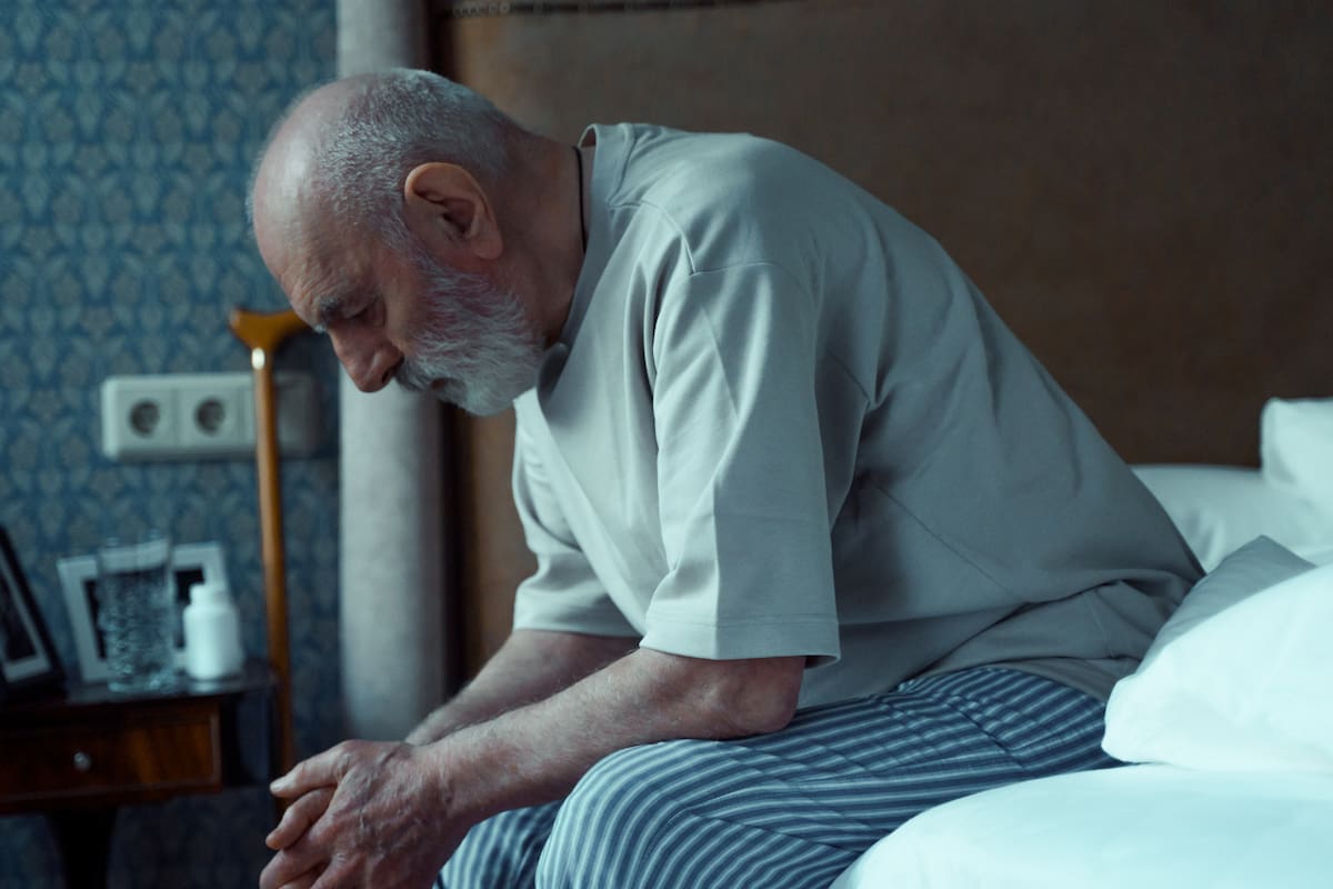 ¿Se puede evitar la curvatura de la espalda al envejecer?