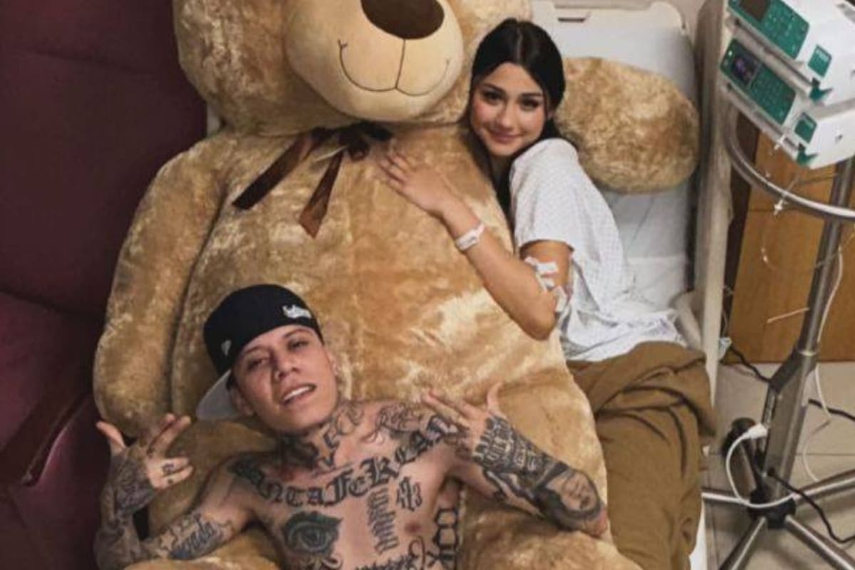 Santa Fe Klan sorprende a Camila Zamorano con enorme oso de peluche en el hospital