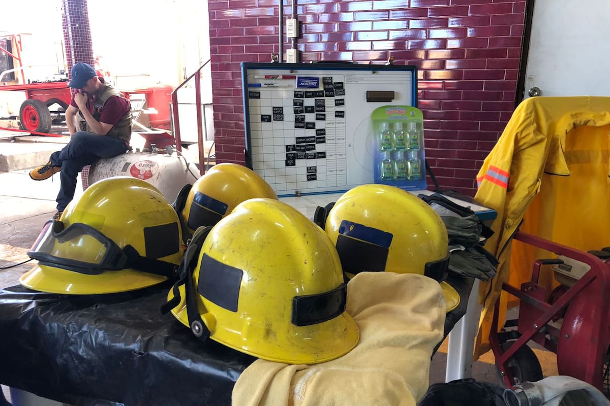 Bomberos que trabajan con materiales peligrosos requieren especialidad en el área