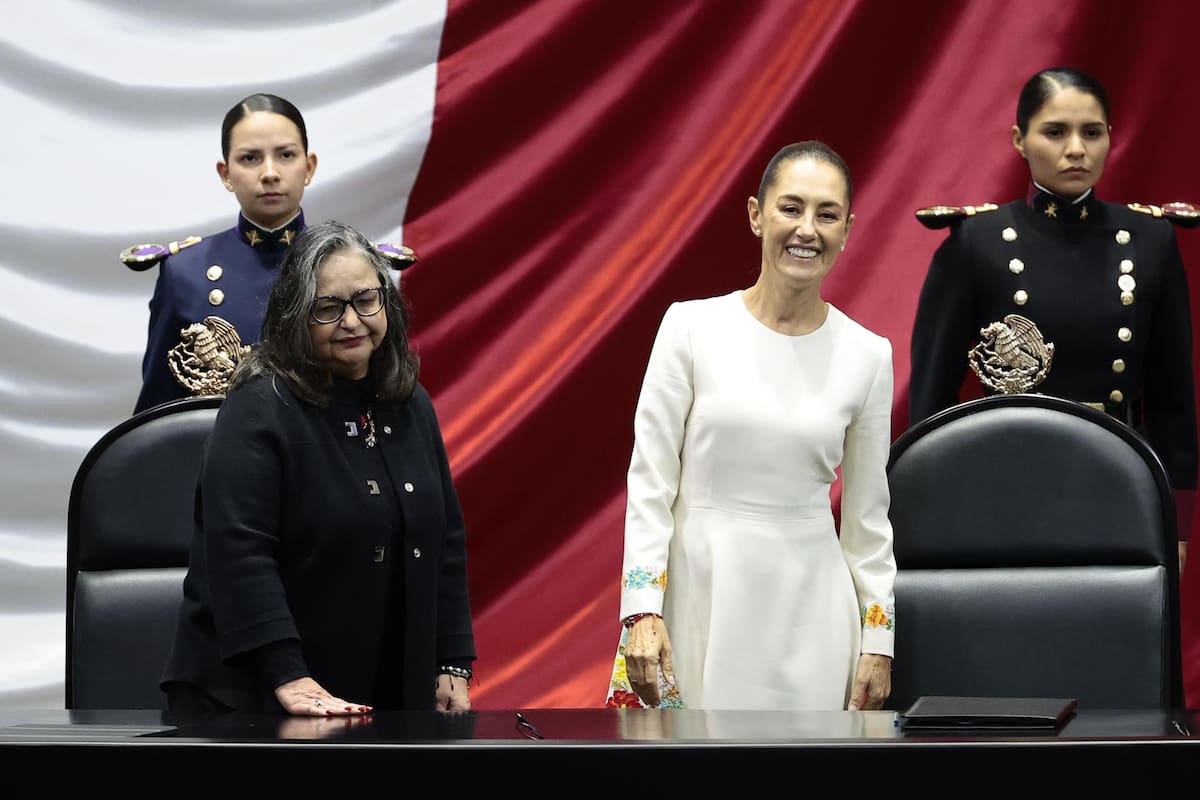 La presidenta de México Claudia Sheinbaum, posa con la presidenta de la Suprema Corte de Justicia de la Nación, Norma Piña, durante la toma de juramento en la Cámara de Diputados. | EFE
