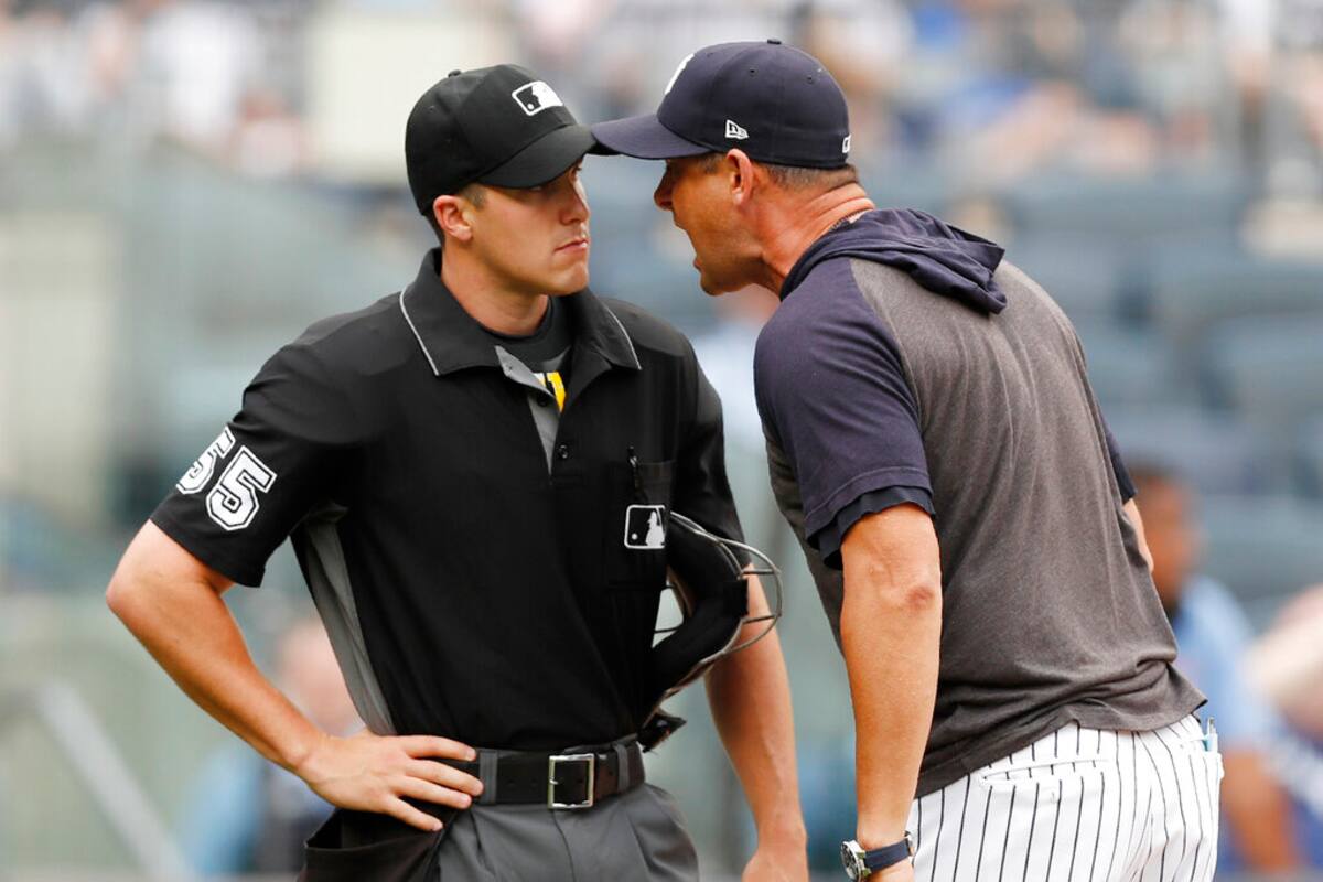 Aaron Boone suspendido un juego tras alegata contra umpire