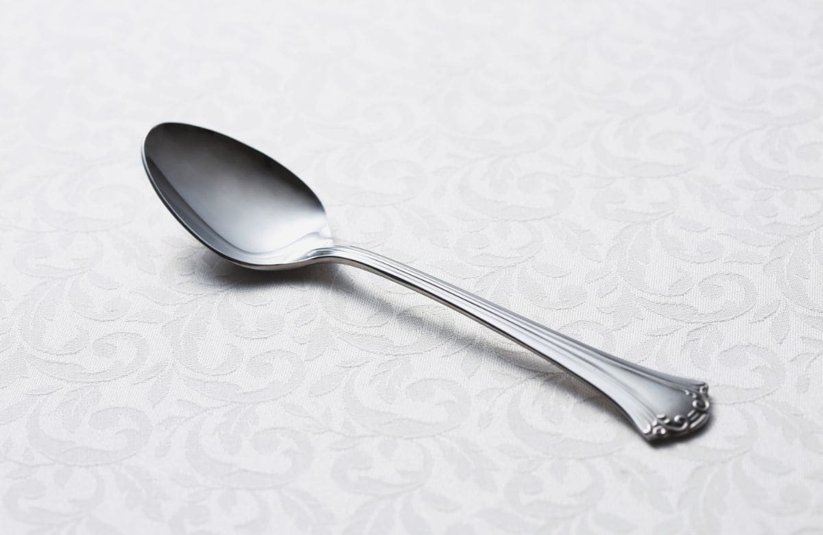 El hack del contorno con cuchara para definir mejillas sin fallar | Foto: Especial (canva)