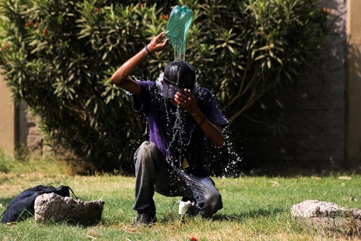 Calor afecta a 20 personas en fila de vacunas de Mexicali