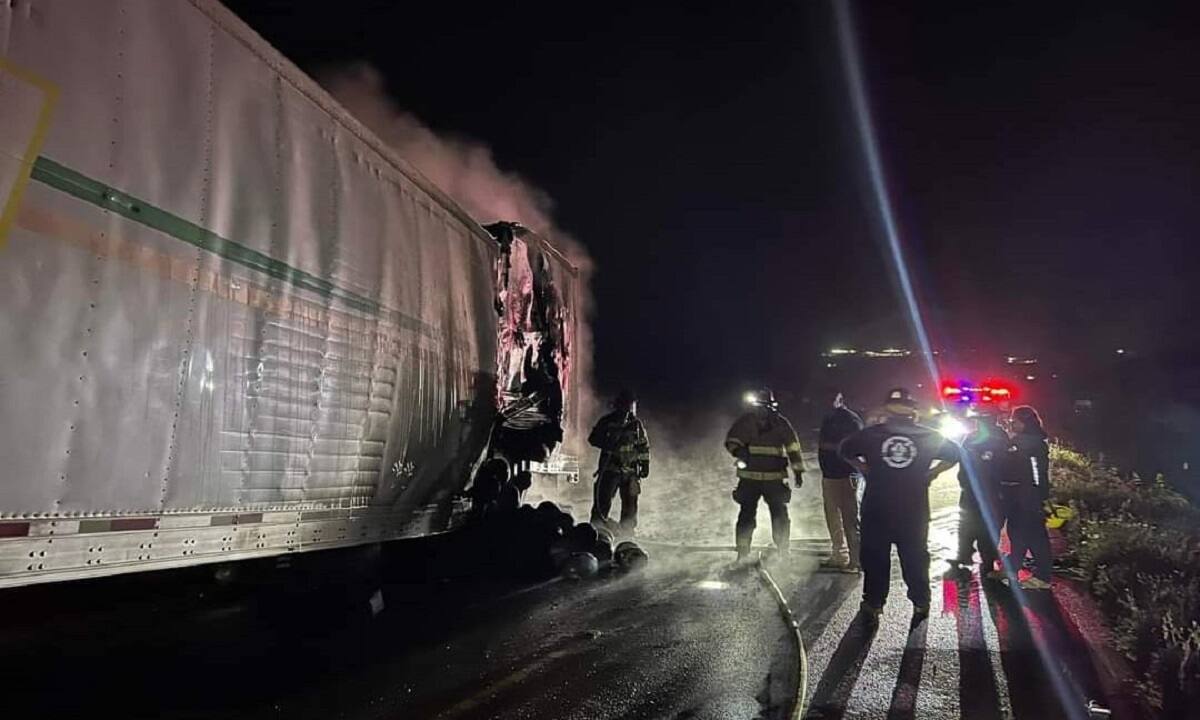 Grupo de Bomberos y Rescate No Limits, con el apoyo de voluntarios del grupo Viva para Viva de Vicente Guerrero, ayudaron a sofocar las llamas.
