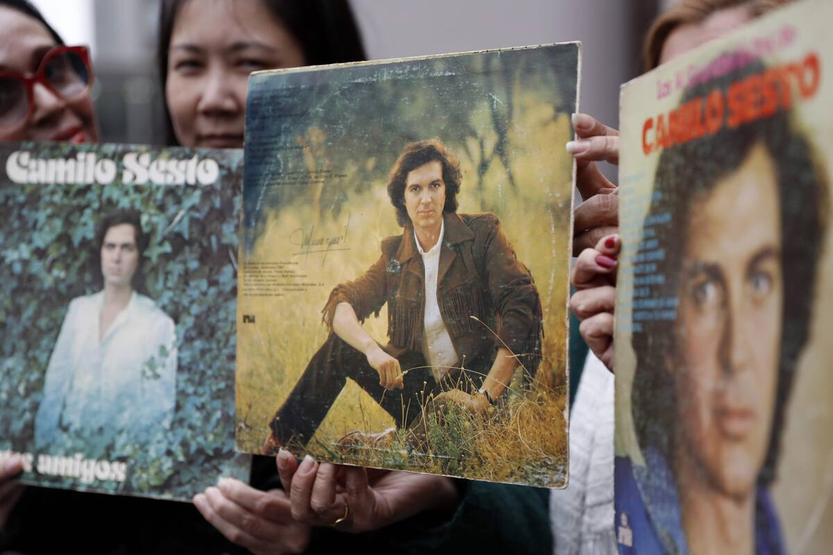 Fanáticos de Camilo Sesto en Lima piden al Señor de los Milagros por su alma