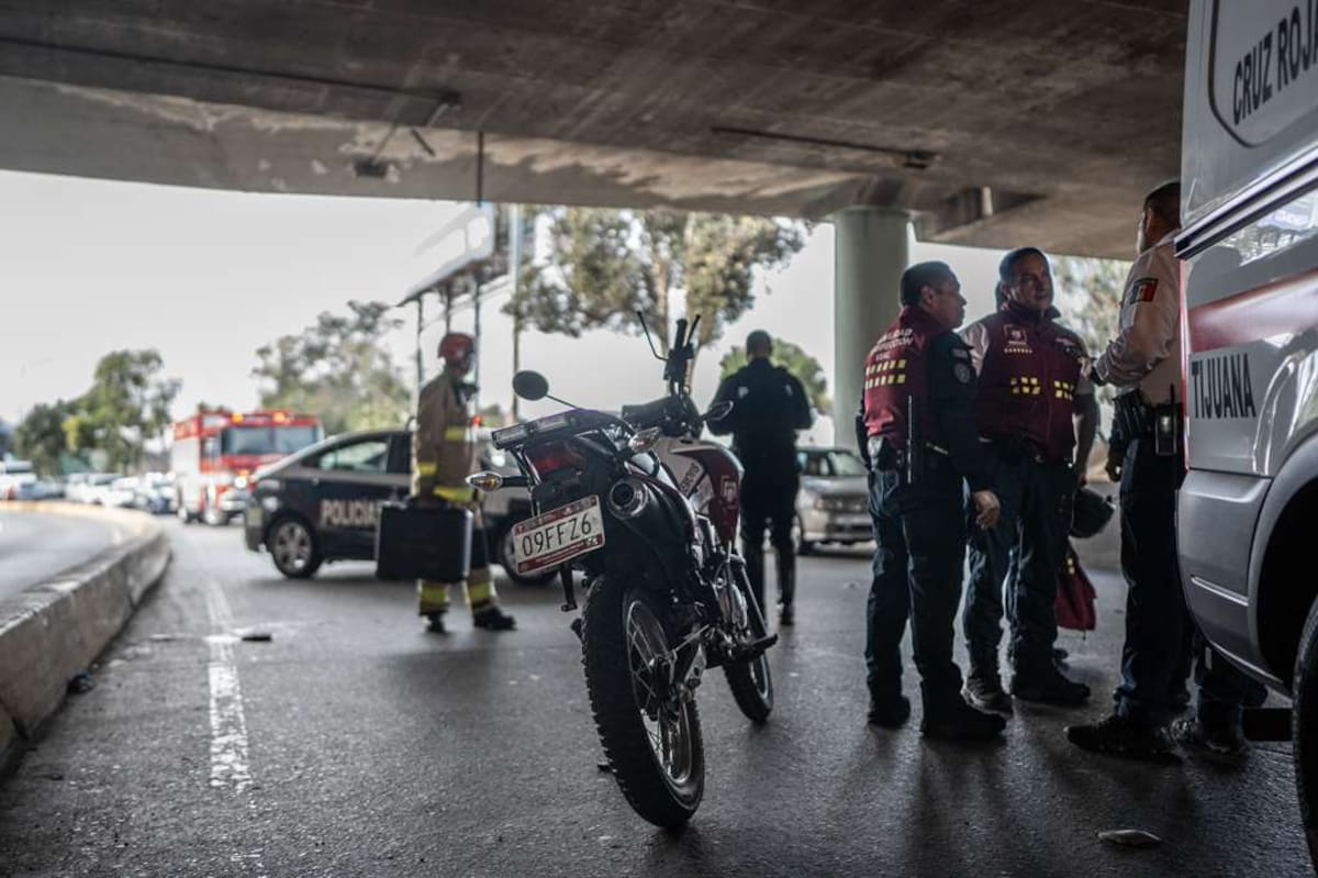 De acuerdo con el reporte el trabajador perdió el control de la unidad y cayó sobre el pavimento. Foto: Border zoom