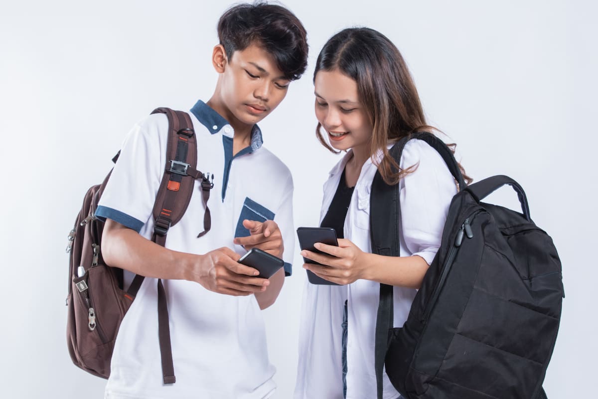 Las mujeres jovenes se ven más afectadas que los hombres por las redes sociales, según estudios