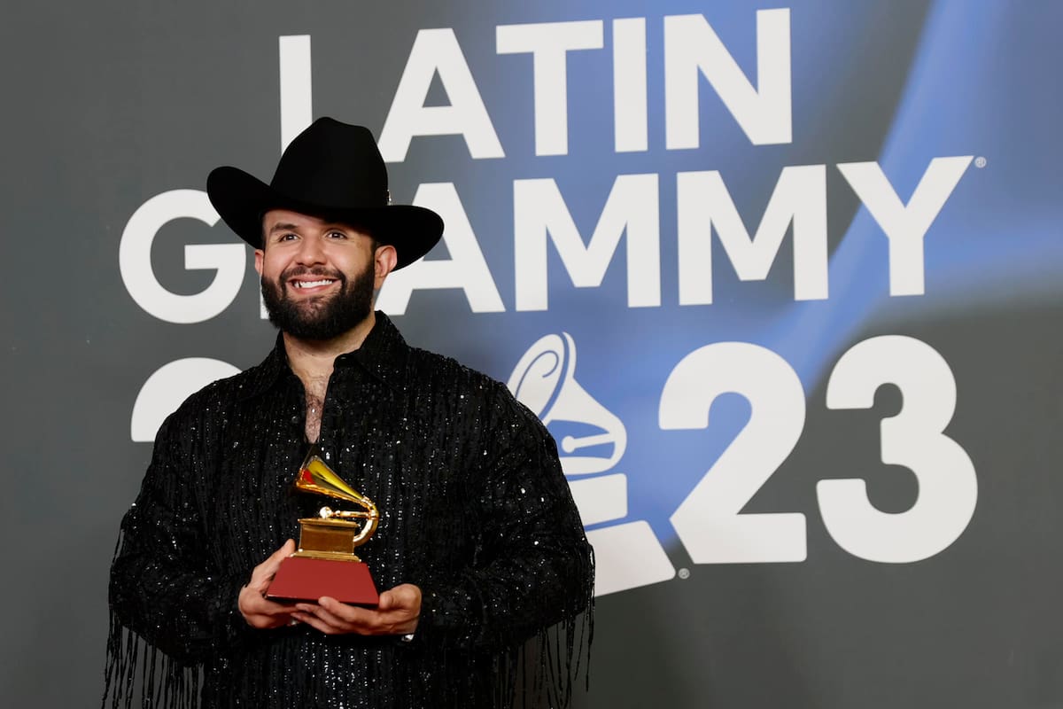 SEVILLA, 16/11/2023.- El cantante y compositor mexicano Carín León, Ganador del 'Mejor álbum de música norteña' por 'Colmillo de Leche', durante la gala anual de los Latin Grammy que se celebra este jueves en Sevilla. EFE/Jorge Zapata
