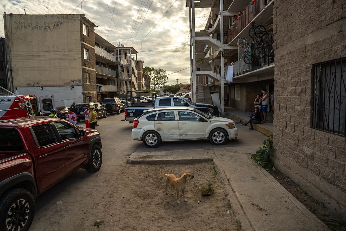 Elementos de la Fiscalía General del Estado acudieron a la colonia Campestre Murúa para realizar las diligencias tras el ataque armado que dejó dos personas sin vida y una lesionada. Foto: Cortesía