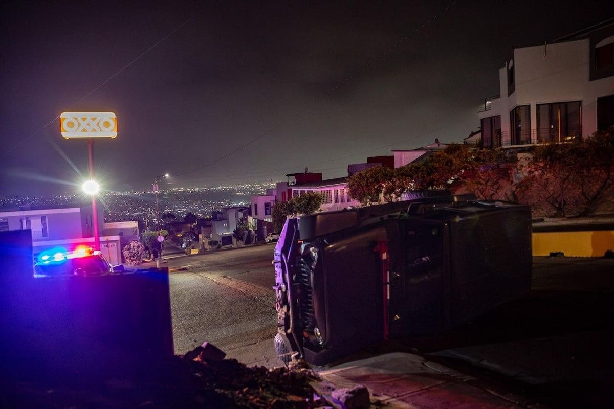 Vuelca camioneta en Colinas de Agua Caliente y conductor sale ileso