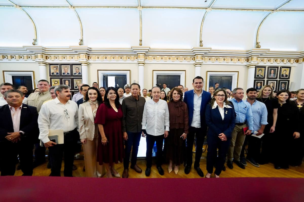 Diputados locales y representantes de sociedad civil acompañan al gobernador durante la presentación de la iniciativa.