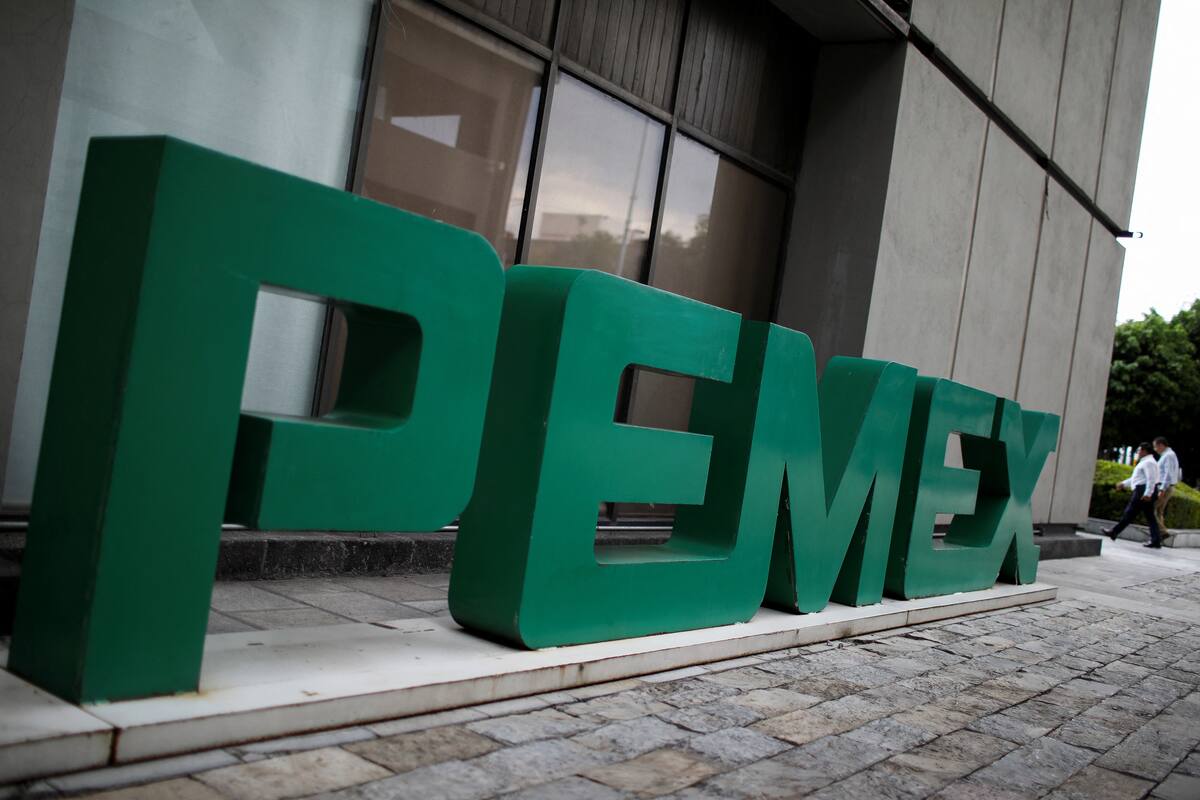 El logo de Pemex es visto en la sede de la compañía en Ciudad de México, México. 26 de julio de 2023. REUTERS/Raquel Cunha