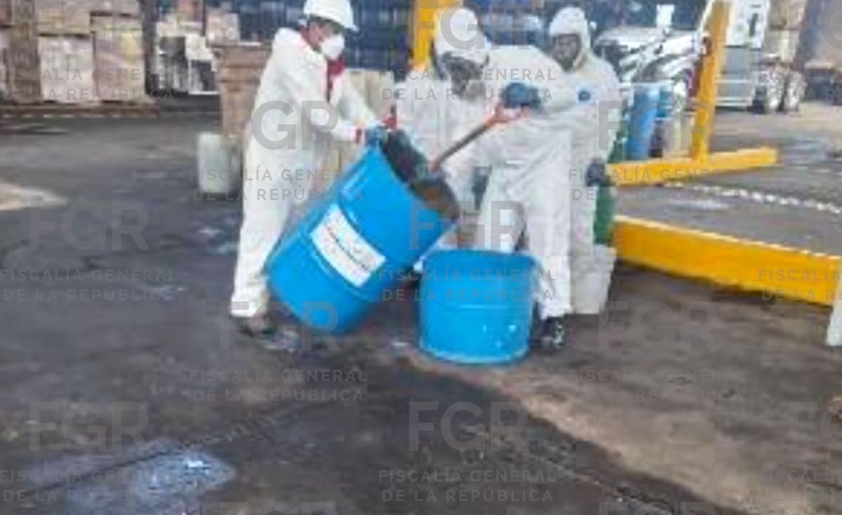 La FGR destruyó toneladas y miles de litros de precursores químicos asegurados en operativos de seguridad federal. Foto: Cortesía