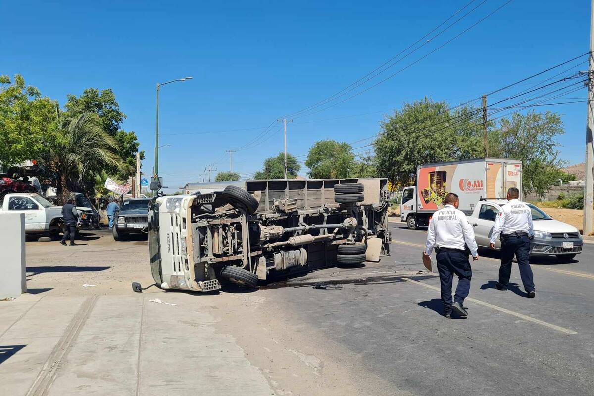 Vuelca vehículo de carga en bulevar Lázaro Cárdenas al Norte de Hermosillo