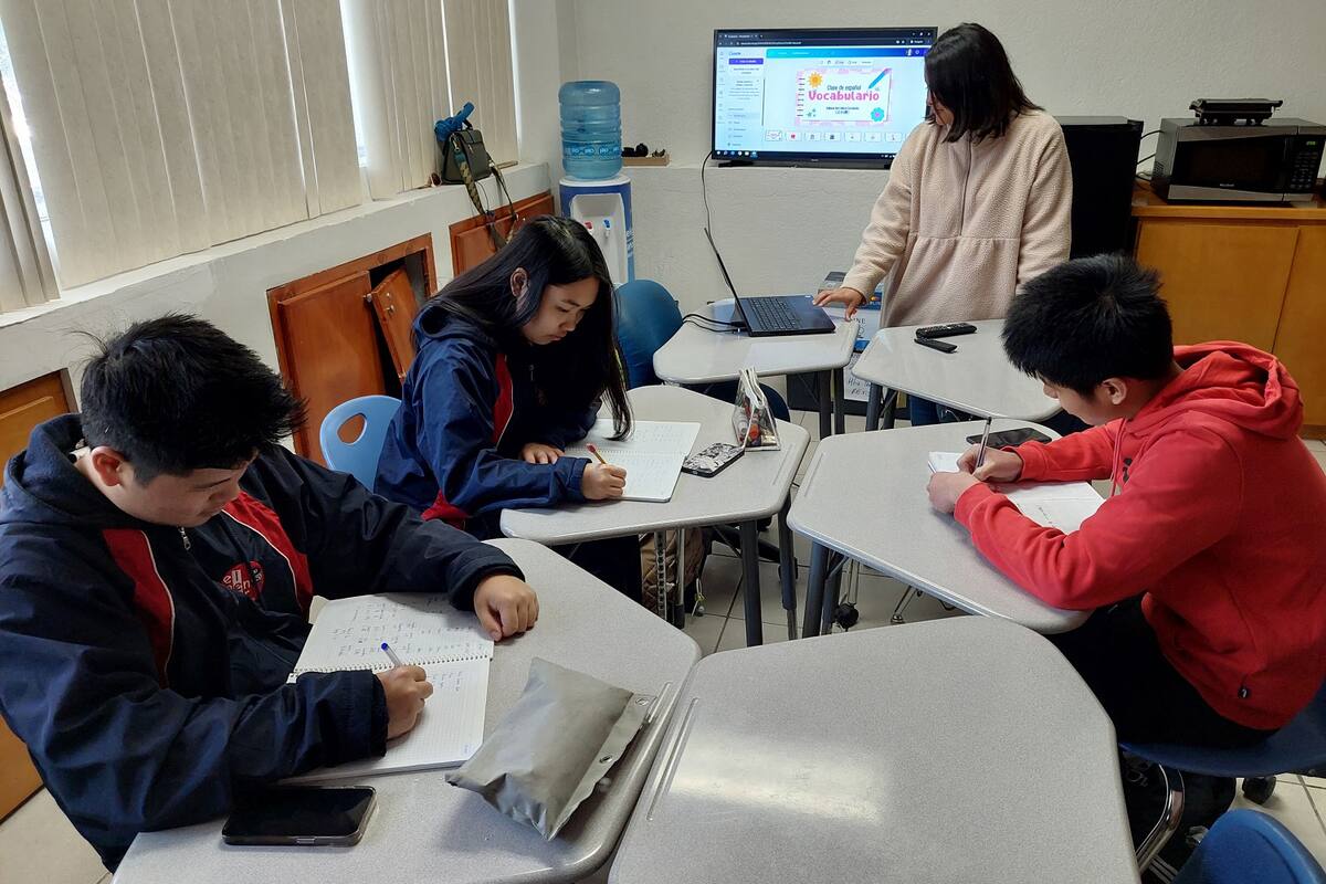 Ofrecen cursos de español para chinos