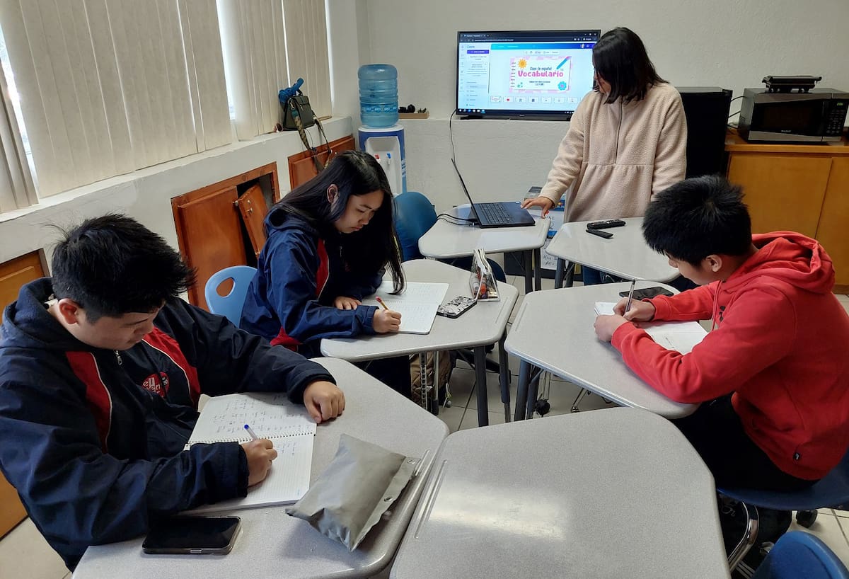 ILUSTRATIVA DE ARCHIVO. Alumnos de educación básica, quienes migraron hace nueve meses desde Guangdong, China aprenden español. Foto: Khennia Reyes