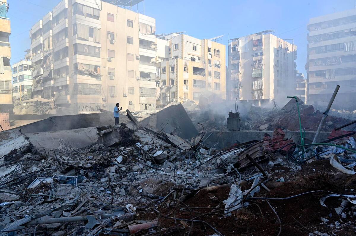 Un hombre inspecciona este domingo los daños causados por los bombardeos en el sur de Beirut. EFE/EPA/WAEL HAMZEH