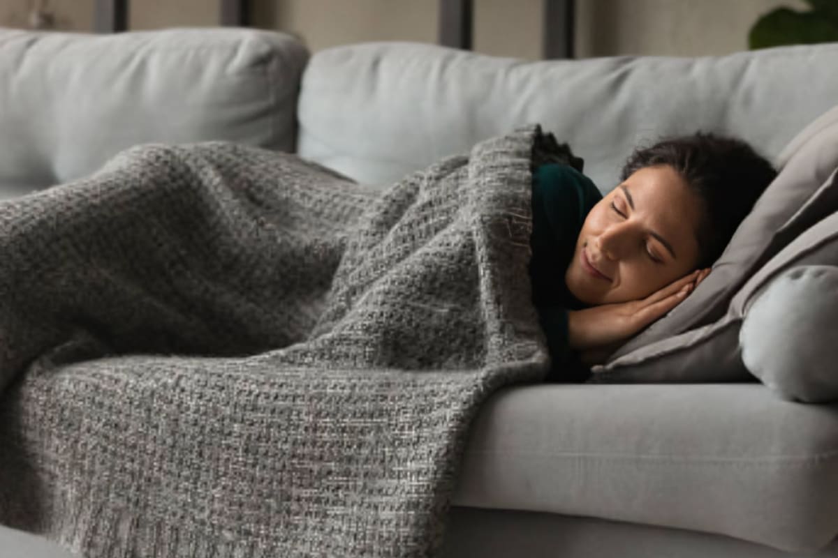 Siestas cortas mejoran la salud cerebral y cardíaca, revela estudio