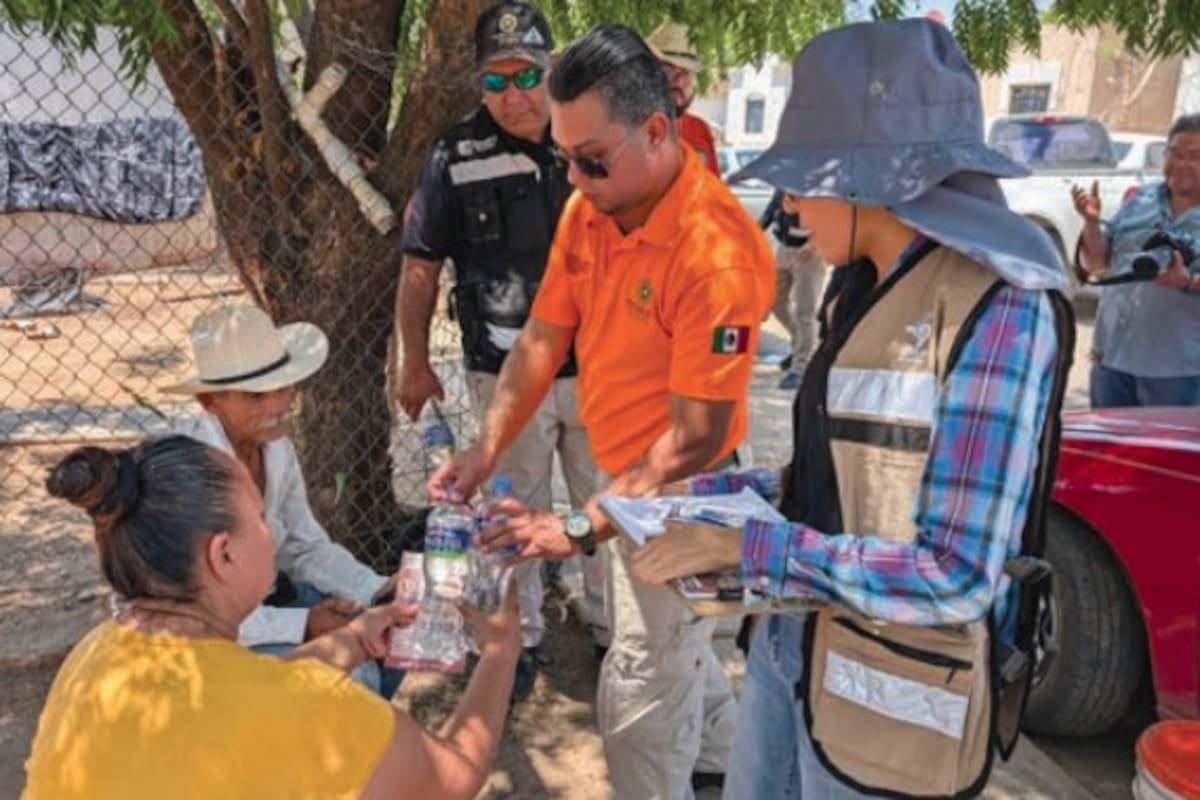 Llevan agua y suero a los habitantes de Paseo del Pedregal; Estuvieron sin energía eléctrica desde el sábado pasado hasta ayer por la mañana
