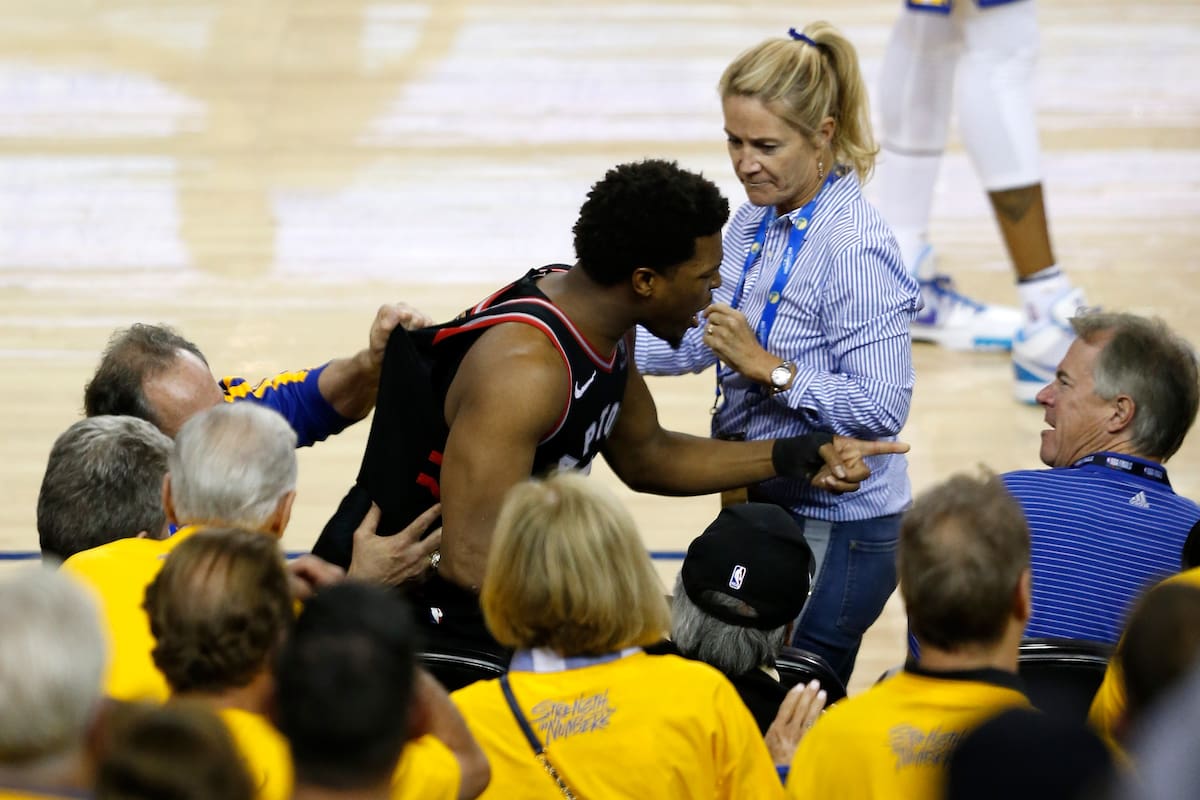 Castiga NBA a accionista de Warriors por empujón