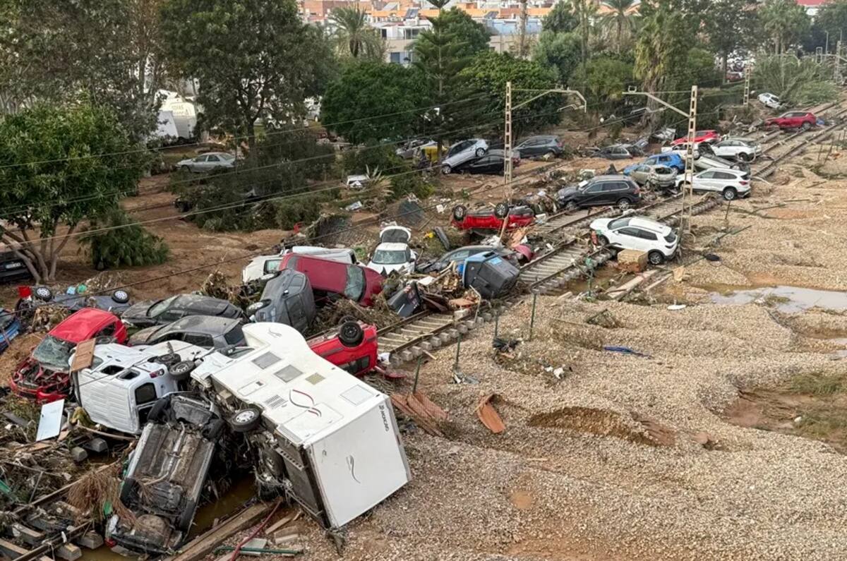Los esfuerzos de este sábado han estado centrados en hacer llegar alimentos, agua y productos esenciales a los damnificados, restaurar el suministro eléctrico y despejar las calles.