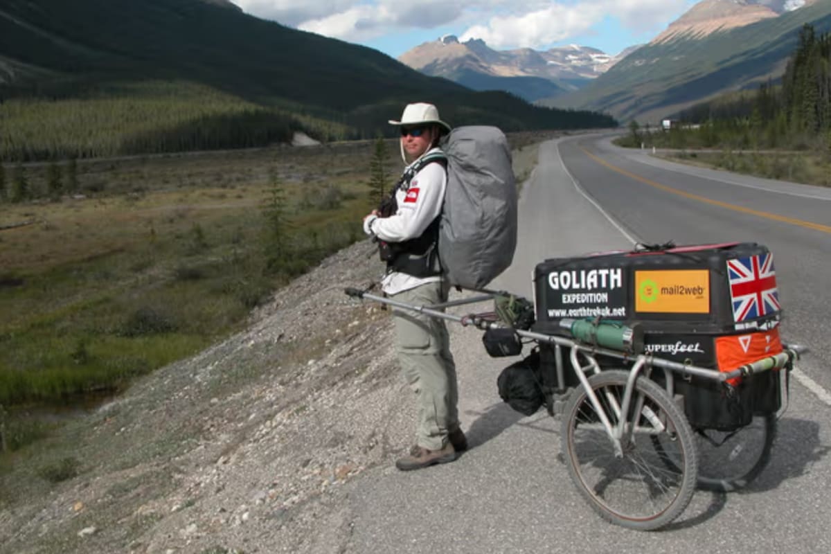 Un británico lleva 28 años caminando de regreso a casa tras salir de Chile en 1998, ha recorrido 49,000 kilómetros por 25 países y ahora enfrenta sus últimos 900 kilómetros antes de llegar al Reino Unido