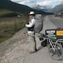 Un británico lleva 28 años caminando de regreso a casa tras salir de Chile en 1998, ha recorrido 49,000 kilómetros por 25 países y ahora enfrenta sus últimos 900 kilómetros antes de llegar al Reino Unido
