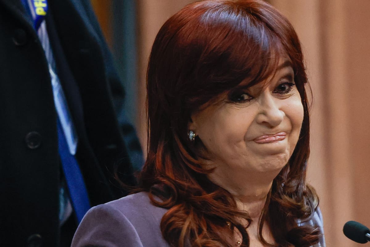 AME131. BUENOS AIRES (ARGENTINA), 13/11/2024.- Fotografía de archivo fechada el 14 de agosto de 2024 de la expresidenta de Argentina, Cristina Fernández (2007-2015), a su llegada al juicio por un atentado en su contra, en Buenos Aires (Argentina). La Cámara Federal de Casación Penal argentina confirmó este miércoles la condena de seis años de prisión e "inhabilitación perpetua para ejercer cargos públicos" a la expresidenta argentina Cristina Fernández (2007-2015) en un caso por irregularidades en obras viales. EFE/ Juan Igancio Roncoroni /ARCHIVO