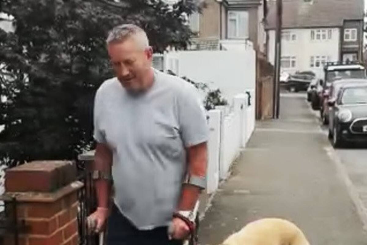 Hace exámenes para descubrir cojera de su perro, solo para descubrir que lo imitaba