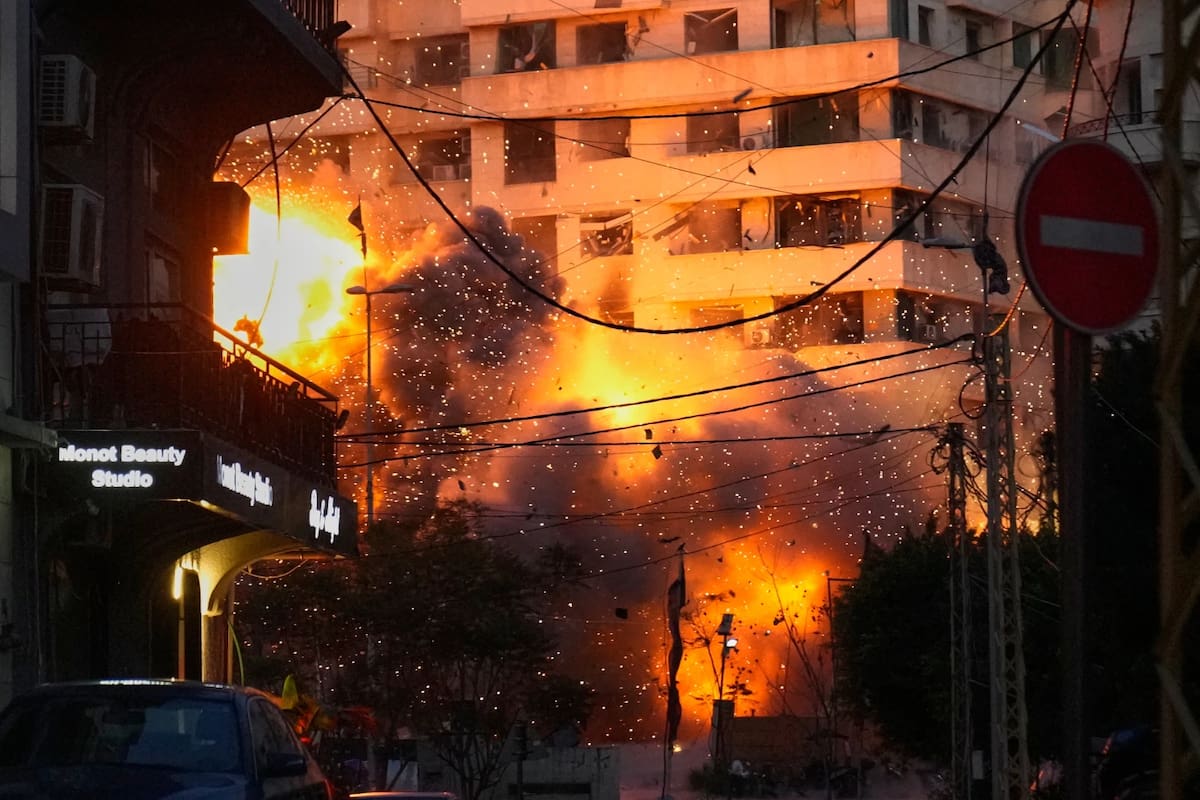 Una explosión se produce en un edificio tras un ataque israeli en el centro de Beirut, Libano, el miércoles 18 de marzo de 2026. | Crédito: AP/Hussein Malla