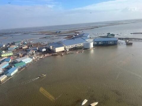 En esta foto proporcionada por la Guardia Costera de EE.UU., Kipnuk, Alaska, sufre inundaciones costeras el domingo 12 de octubre de 2025. | Crédito: Guardia Costera de EE.UU. vía AP