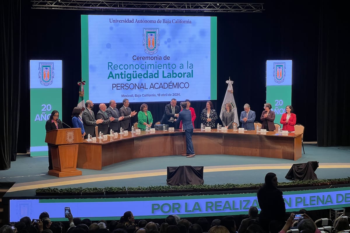 Realizan entrega de reconocimientos por antigüedad a personal laboral de UABC