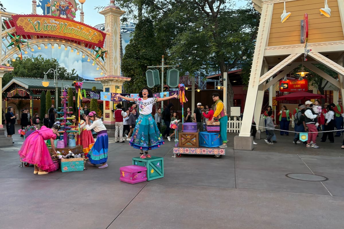 Encanto celebra la Navidad en Disney California Adventure