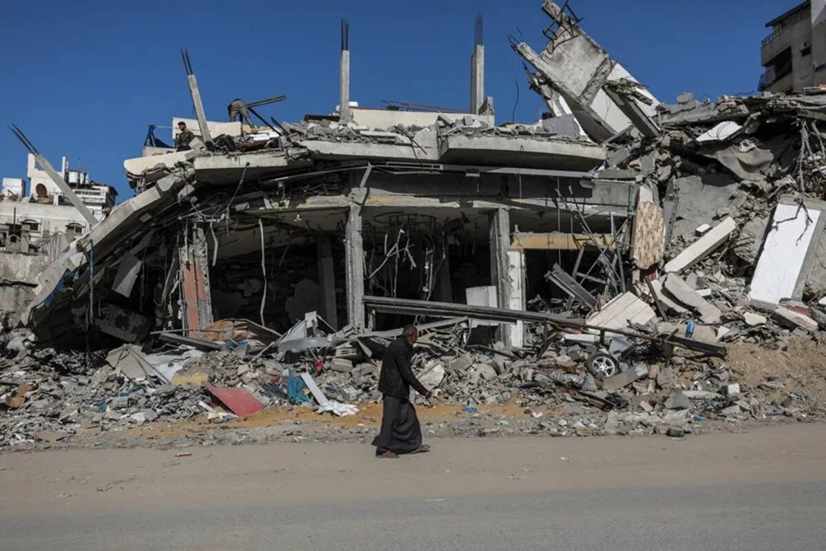 Un anciano palestino camina junto a un edificio destruido en la ciudad de Gaza. / EFE