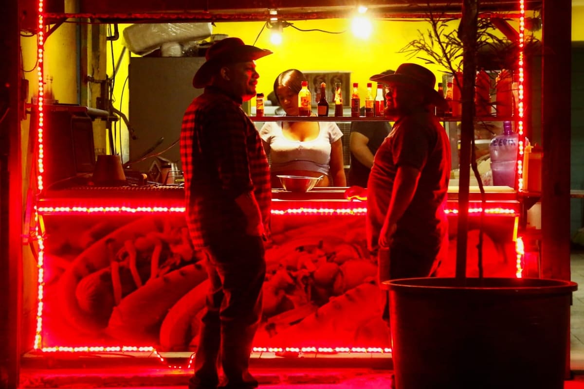 De tradición religiosa a fiesta urbana: miles recorren los “Siete Templos” en bares del Centro de Mexicali