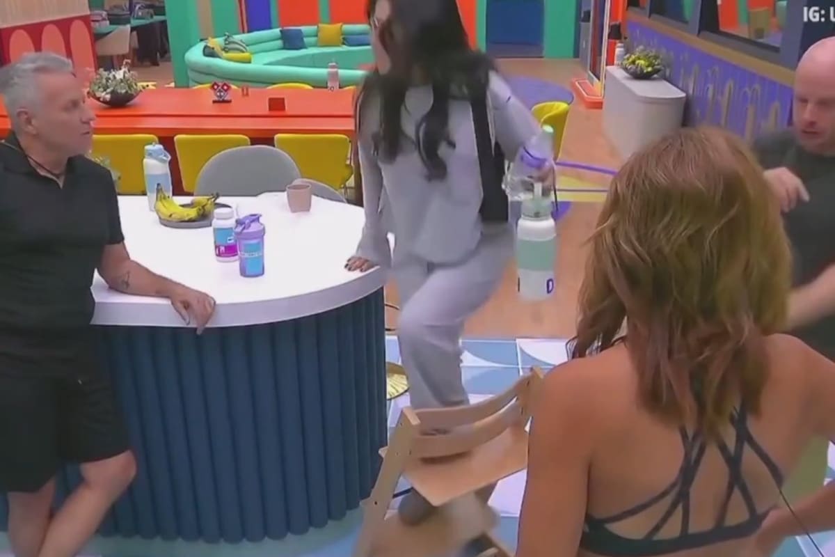 Dalilah Polanco rompe la silla de Abelito en La Casa de los Famosos por usarla como escalón